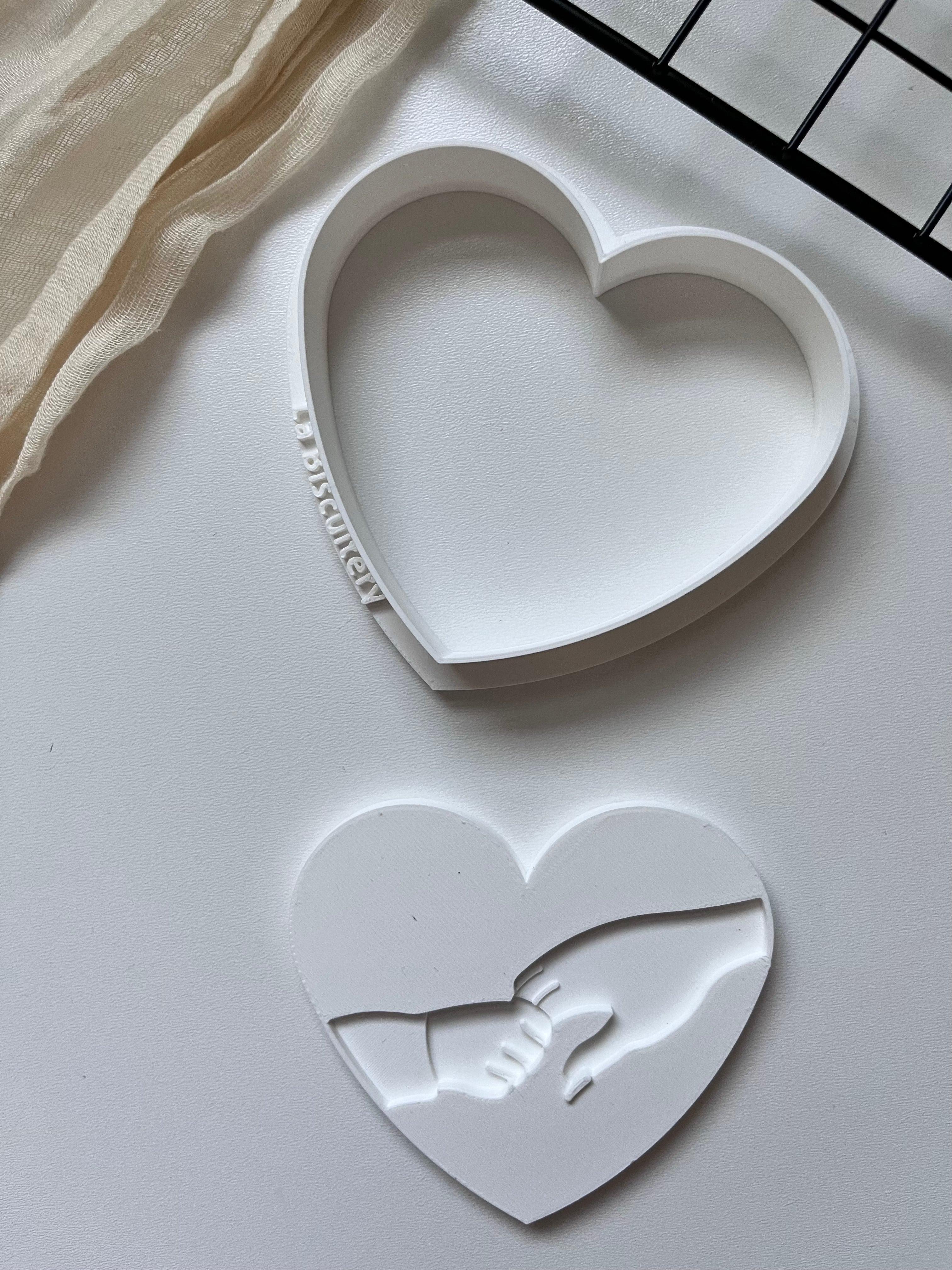 Main de bébé et maman